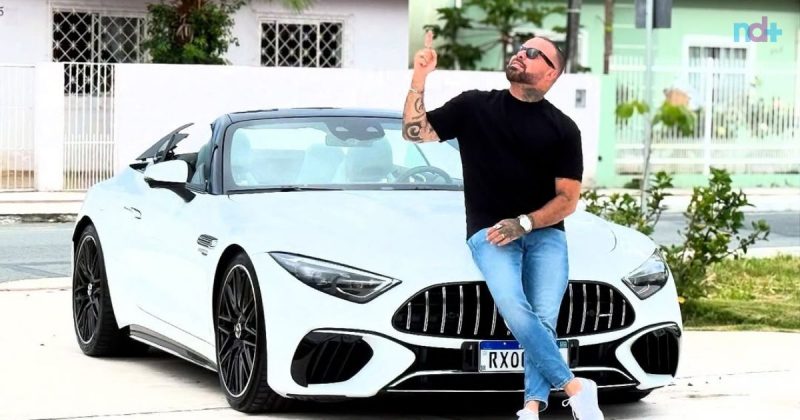 Imagem de Ricardo Godói apoiado em um carro de luxo