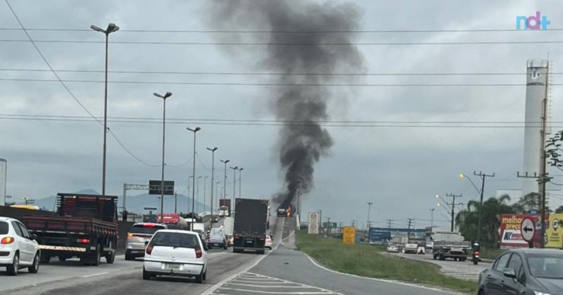 imagem mostra incêndio que trava a BR-101 nesta manhã 