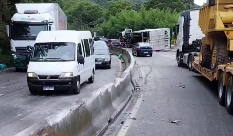 Carreta tombada gera fila de 8 km no Morro dos Cavalos, em Palhoça