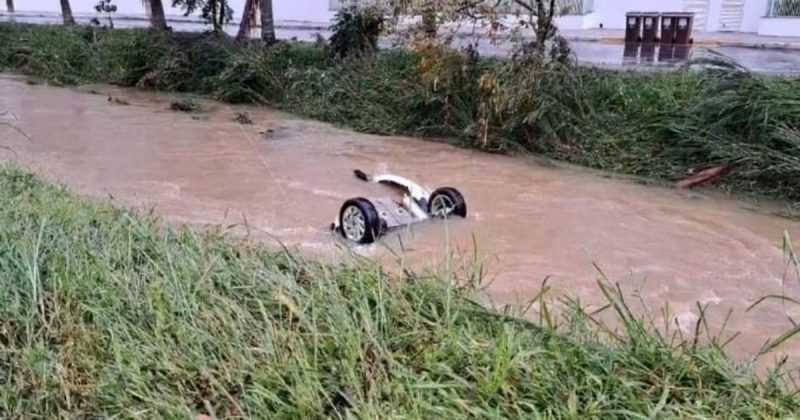 Carro foi encontrado submerso em meio às chuvas em Florianópolis