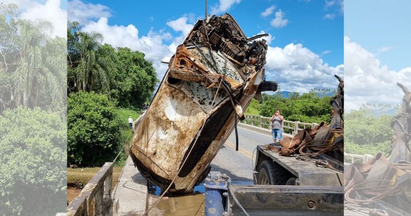 Carro que caiu em rio na véspera de Natal é resgatado