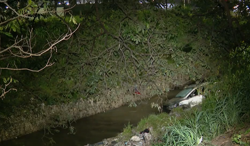 Carro caiu em córrego em Betim, Minas Gerais