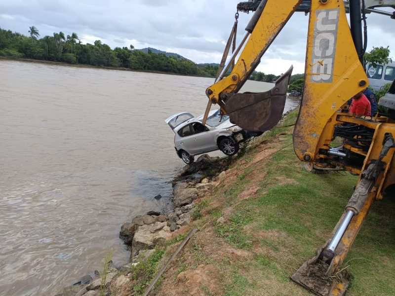 Imagem mostra carro sendo retirado do rio após acidente