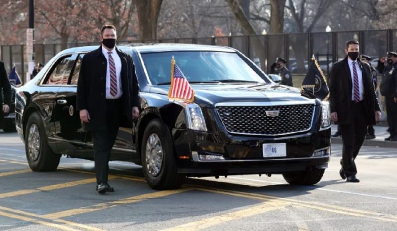 na foto aparece a limusine oficial utilizada por Donald Trump durante a presidência dos Estados Unidos