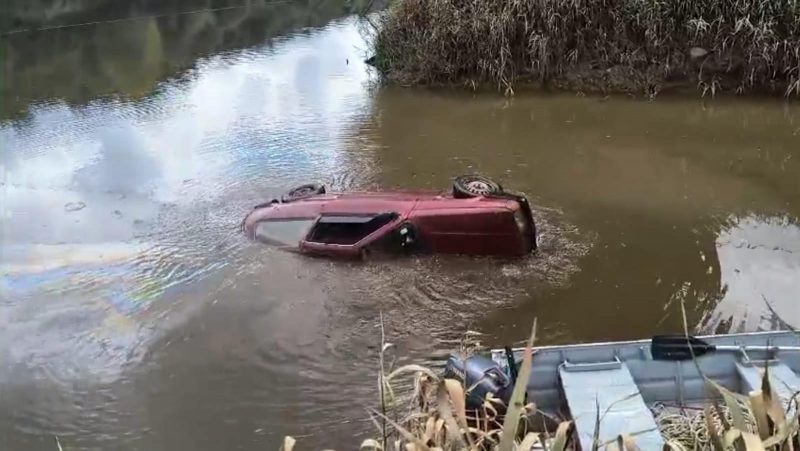 Bombeiros conseguiram retirar carro do rio com ajuda de trator – Foto: Divulga&ccedil;&atilde;o/CBMSC/ND