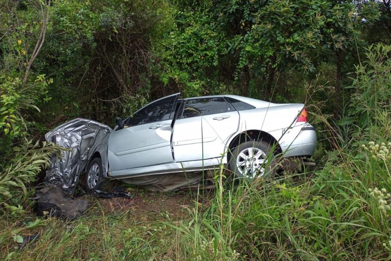 Carro cai em ribanceira e motorista morre na Serra