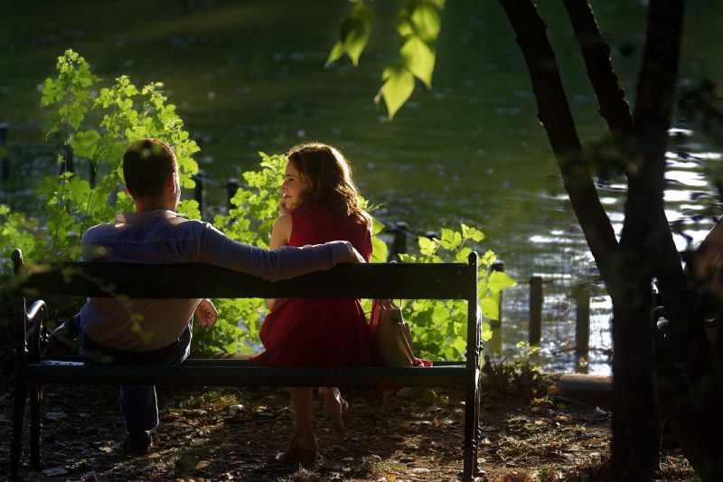 Casal com uma química intensa conversando em um parque 