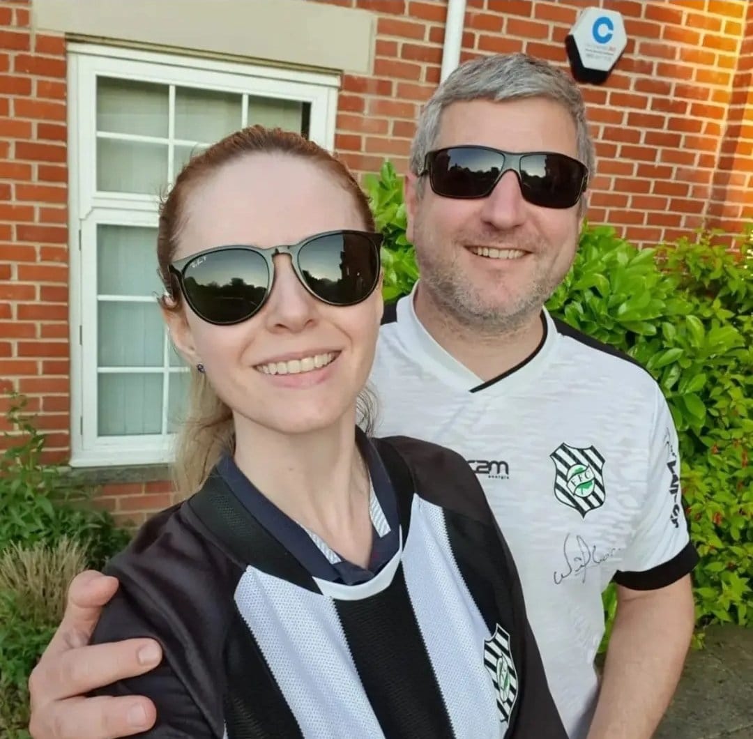 Celina e Robert Bedding com a camisa do Figueirense na Inglaterra - Arquivo Pessoal/ND