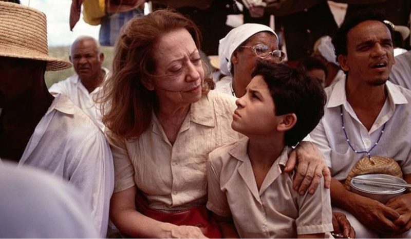 Fernanda Montenegro e Vinícius de Oliveira em cena do filme 'Central do Brasil' 