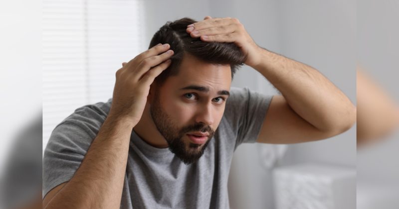 Homem olhando cabelo preto