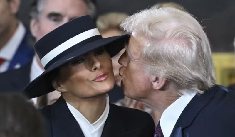 Donald Trump tenta beijar primeira-dama, mas chapéu de Melania Trump impede ato