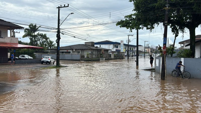 Ruas de Joinville também foram tomadas pelas águas da chuva