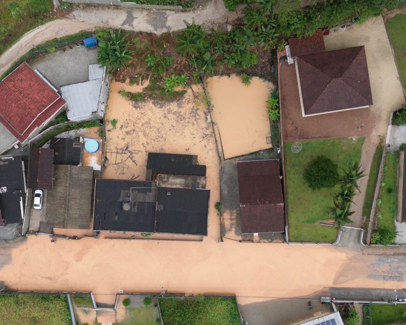 Fortes chuvas no Vale do Itajaí: casas alagadas em Brusque após tempo instável 