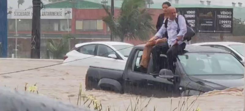 População relata ter sido pego de surpresa pelas fortes chuvas em SC. Em Florianópolis, motoristas que saíram de casa ficaram ilhados na estrada - Foto: Reprodução/ND