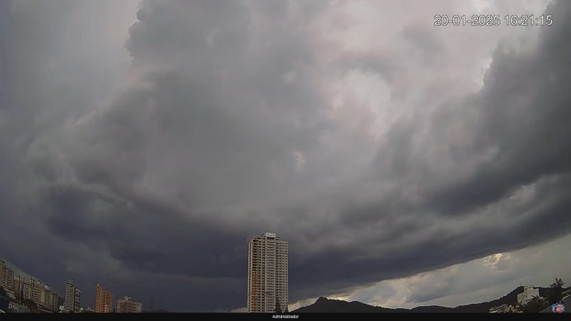 Imagem mostra céu antes da tempestade associada a passagem de ciclone 