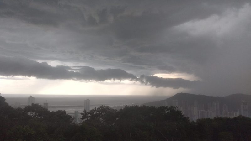 Imagem mostra céu antes da tempestade associada a passagem de ciclone 