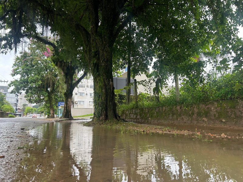 Maré deve subir no final da tarde, aumentando risco de alagamentos 