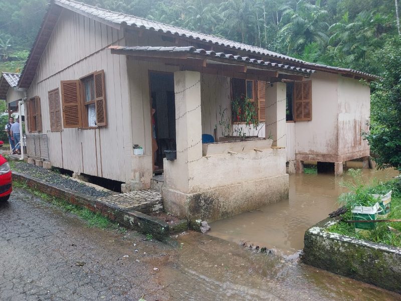 Alagamento em casa no bairro Limeira 