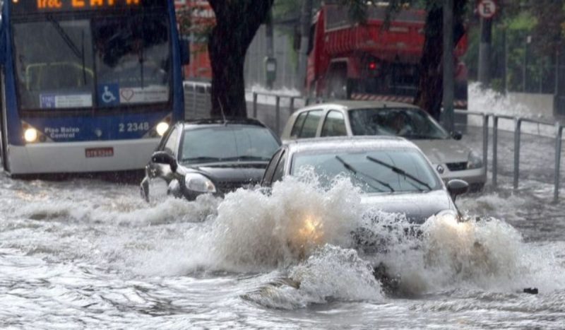 Chuvas intensas voltam a atingir o Sudeste e deixa regiões em alerta; Nordeste também terá chuva histórica