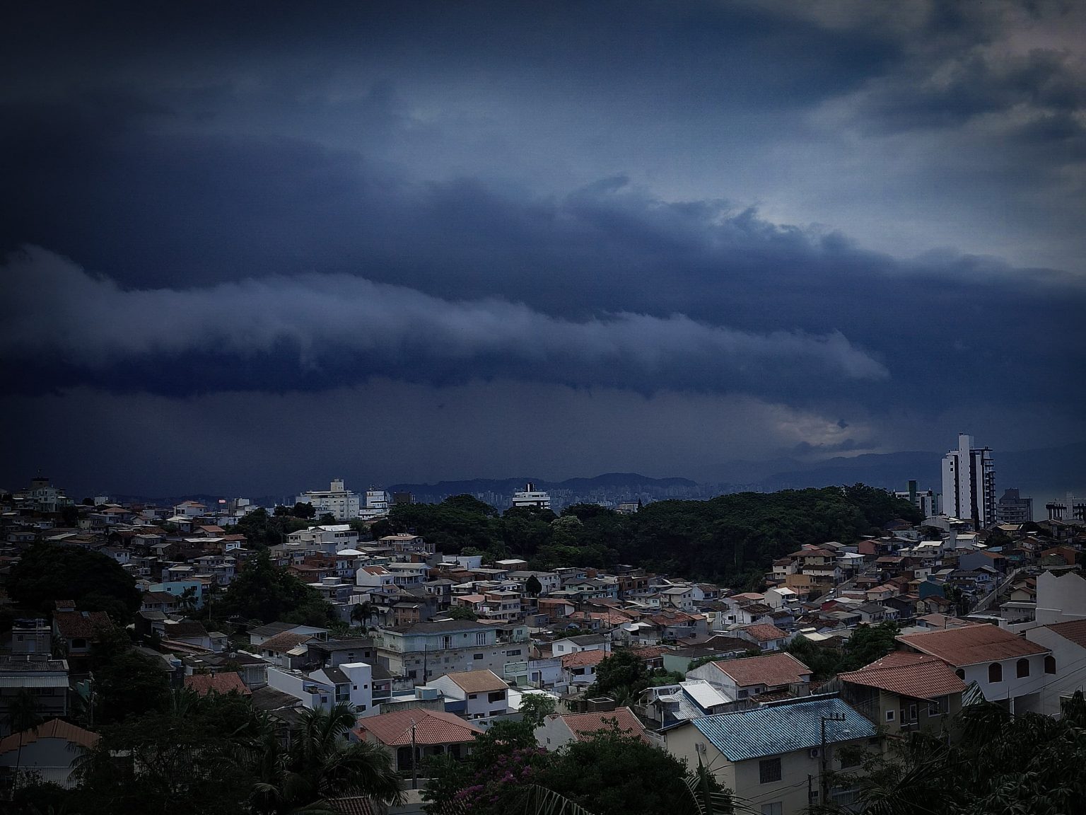 Pancadas de chuva trazem alívio ao calor intenso em SC