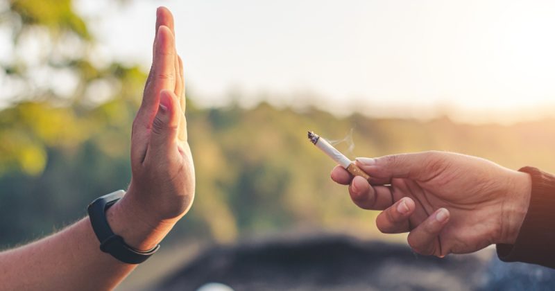 Pessoa dizendo não ao cigarro