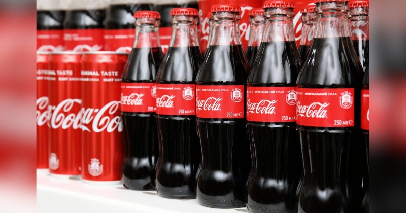 Várias latas e garrafas de Coca-Cola