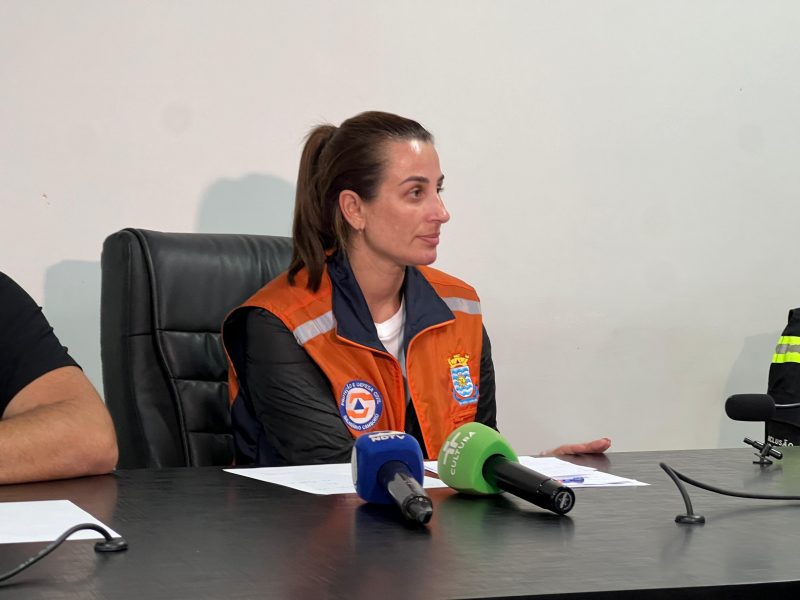 Imagem mostra prefeita de Balneário Camboriú durante coletiva