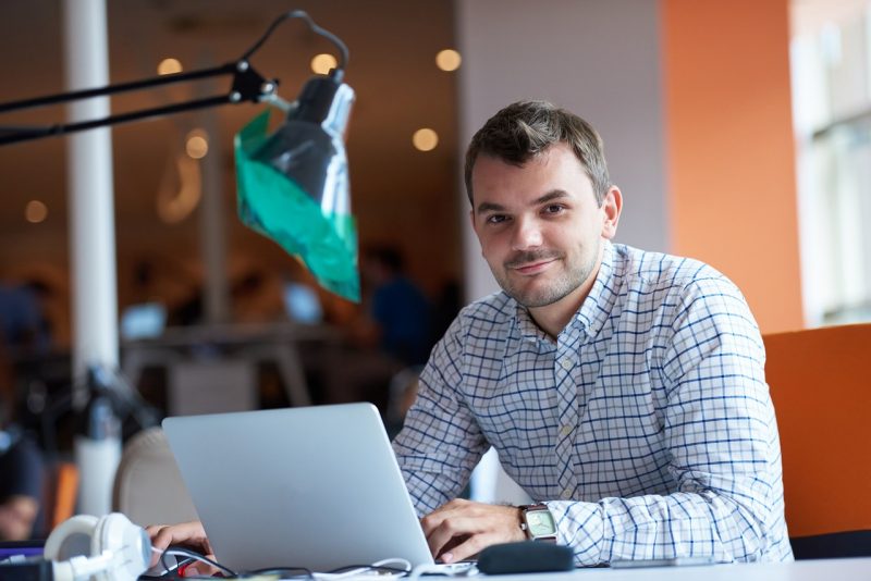 homem em frente ao computador 