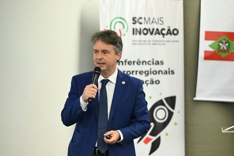 SC Mais Inovação: secretário durante discurso em conferência em Blumenau 