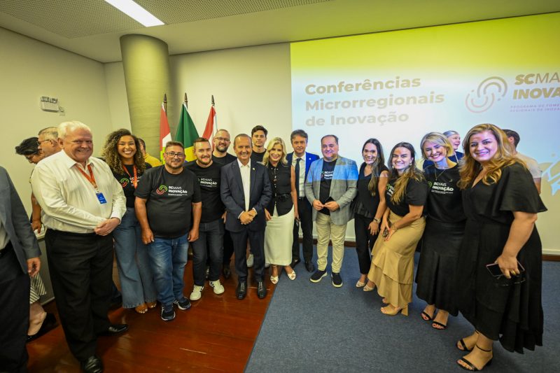 SC Mais Inovação: autoridades durante encontro em conferência em Blumenau 