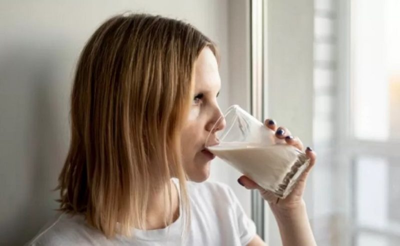 na foto aparece uma mulher bebendo uma quantidade de leite importante por dia 