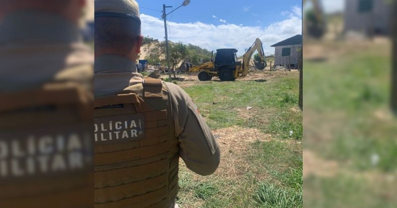 Policial fiscalizando operação que demoliu construções irregulares em Balneário Rincão