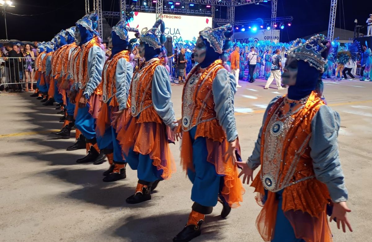 Cordão de pessoas abriu o desfile da Acadêmicos do Sul da Ilha - Geovani Martins/ND