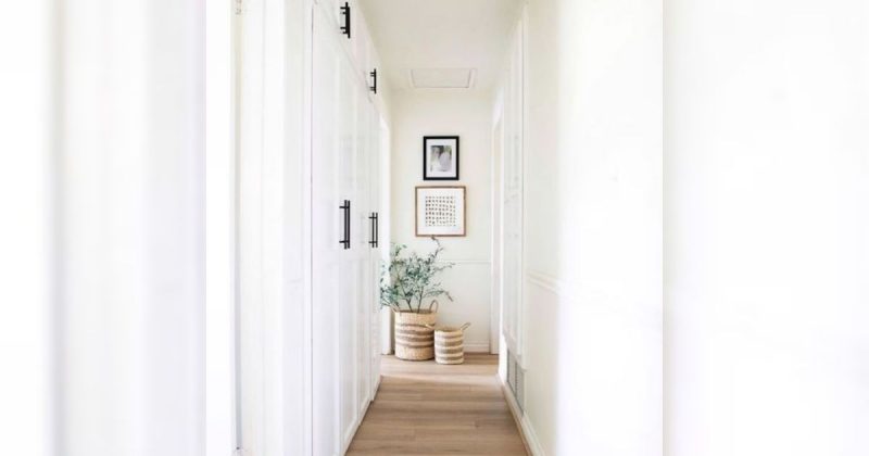 Corredor com decorações que ampliam o espaço