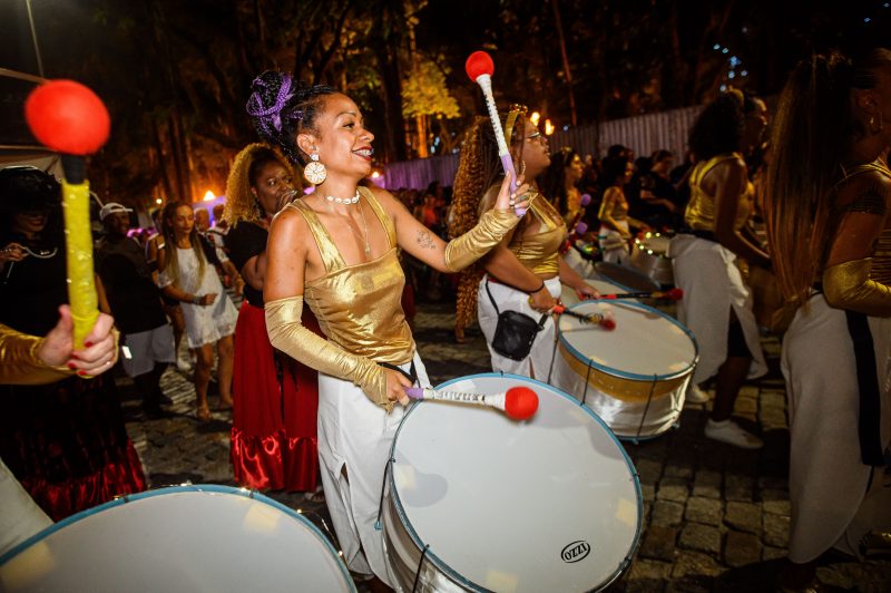 Bateria do bloco Cores de Aidê no carnaval de rua de Florianópolis em 2024