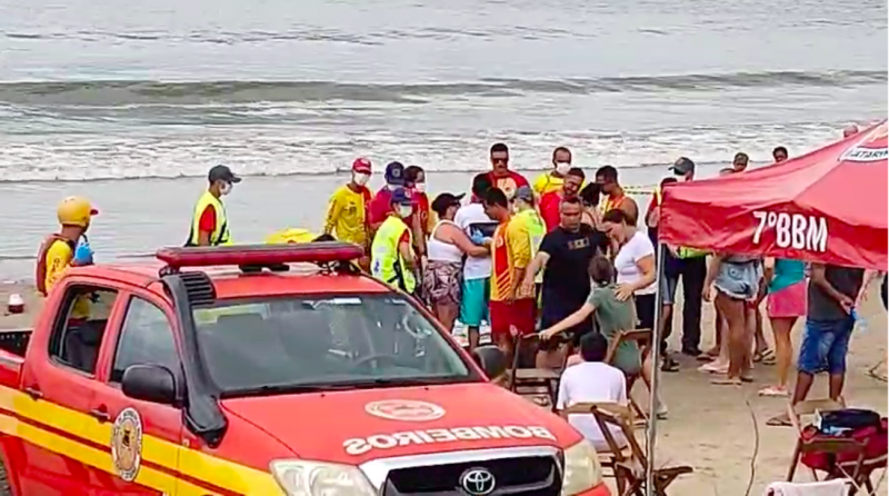 Foto mostra bombeiros após resgate do corpo de jovem que foi arrastado pelo mar em Penha