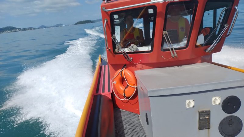 Corpo de Bombeiros procurando jovem que desapareceu após afogamento na praia dos Ingleses