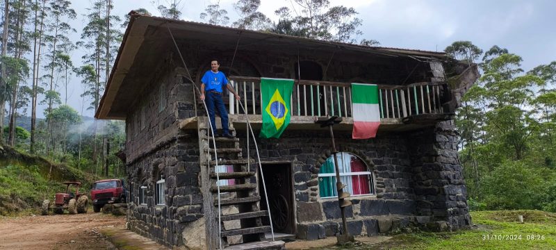 Dionísio em escada de casa de pedra que construiu em Rodeio