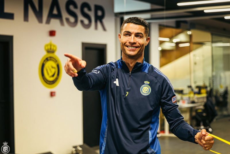 Cristiano Ronaldo na academia do Al-Nassr, fazendo exercício e rindo e acenando