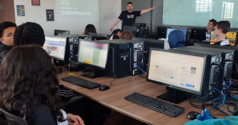 Sala de aula da Abadeus com estudantes sentados à mesa