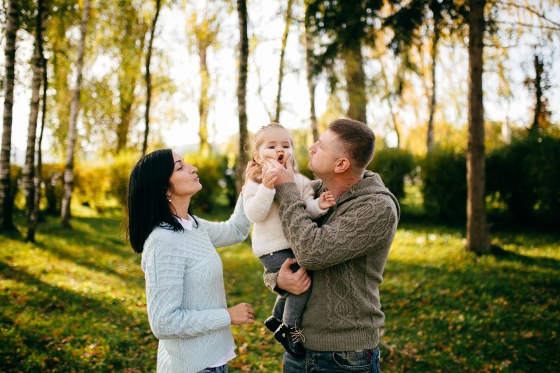 Pais com sua filha em um parque 