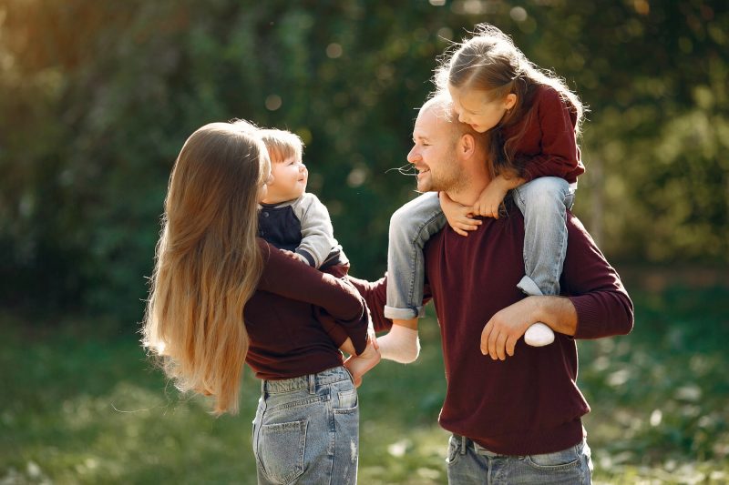 Pais com seus filhos em um parque 