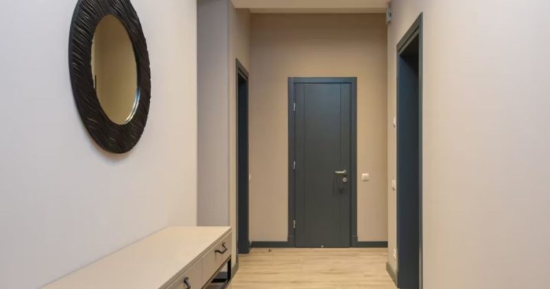 Corredor com decorações que ampliam o espaço