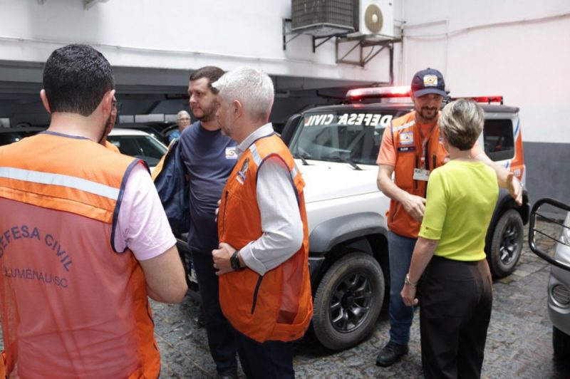 Prefeito e vice de Blumenau junto com a equipe enviada para Balneário Camboriú