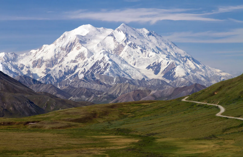 Contrariando os povos originários do Alasca, o Monte Denali voltará a se chamar Monte McKinley, prometeu Trump - Foto: Britannica/ND