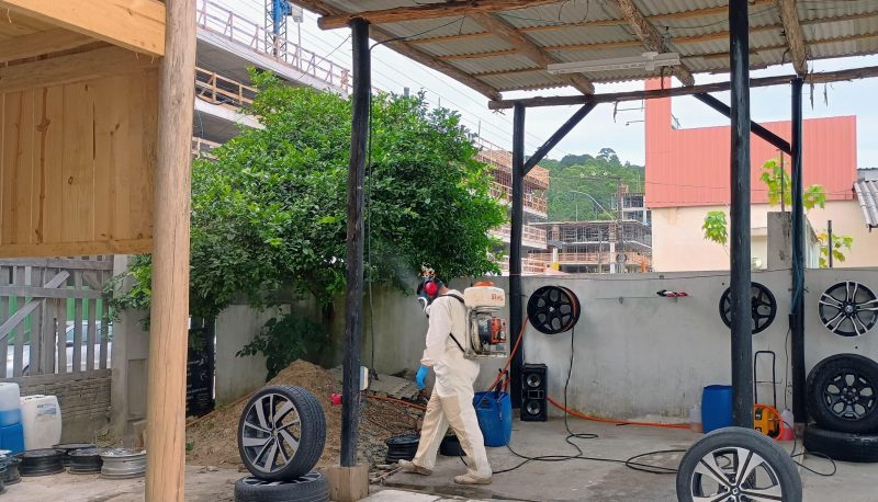 Aplicação de inseticida para combate à dengue em Itajaí