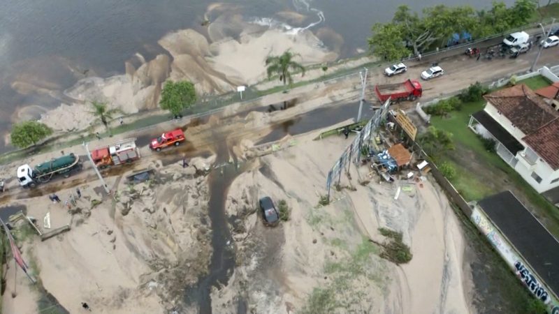 Desastre da Casan na Lagoa da Conceição, quando água e lama de esgoto invadiu a Avenida das Rendeiras, completa quatro anos sem nenhum responsável apontado - Foto: Reprodução/ND