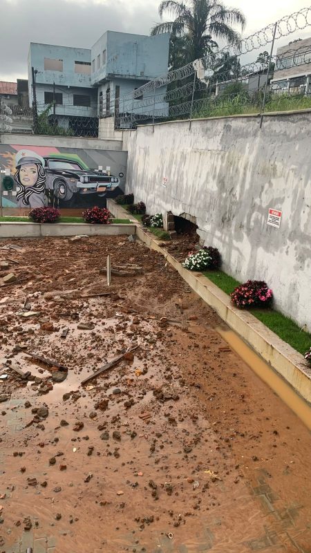 Imagem aérea mostra o acúmulo da chuva derruba muro de condomínio na praia Brava em Itajaí