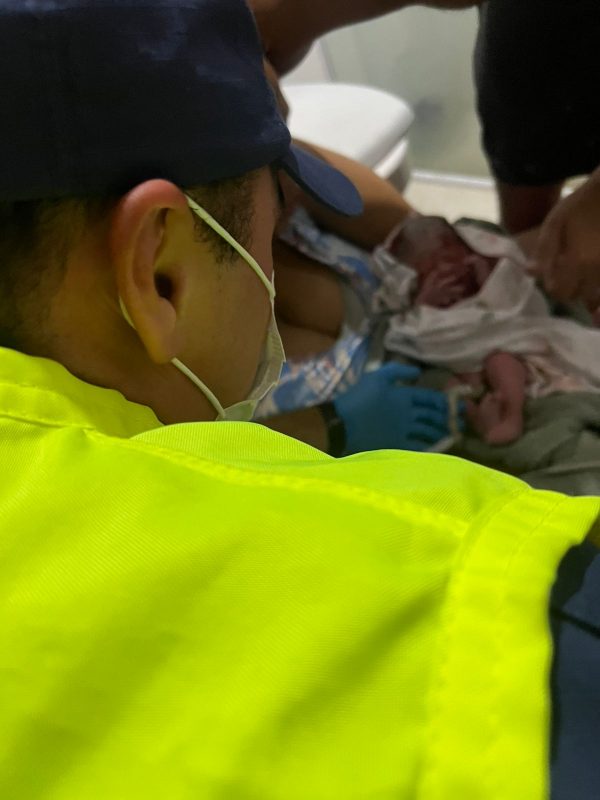 imagem mostra bombeiros auxiliando mãe e bebê