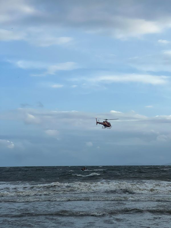 Imagem mostra buscas por jovem desaparecido no mar de Penha